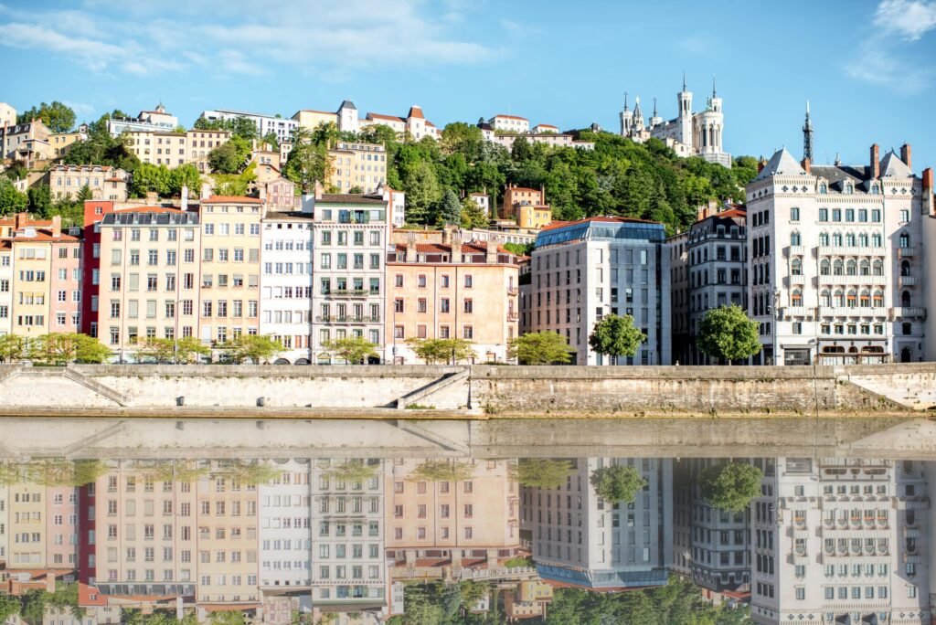 Agent de sécurité professionnel en intervention à Lyon