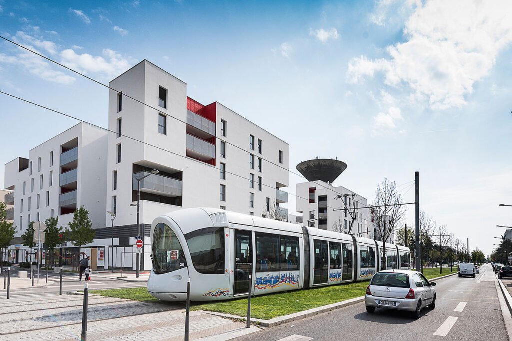 Agent de sécurité professionnel en intervention à Vénissieux